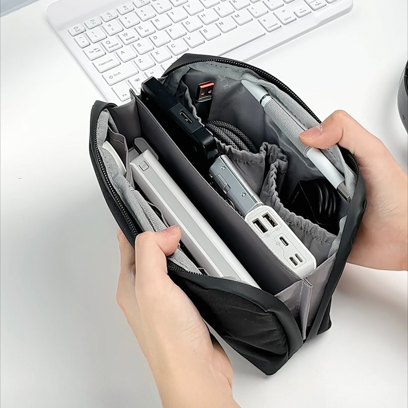 Tech Accessories Travel Organizer Pouch - Organisateur de câbles en forme de
